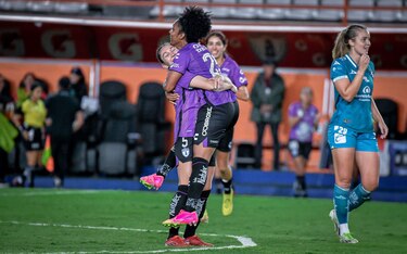 Marta Cox, Charlyn Corral y Priscila Chinchilla sellan goleada de Pachuca ante Mazatlán FC