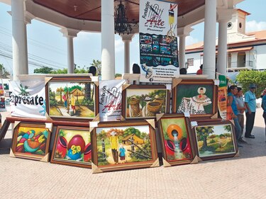 El arte invita al público al parque