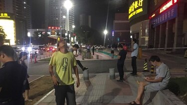 Autoridades chinas temen un centenar de muertos y miles de heridos por terremoto