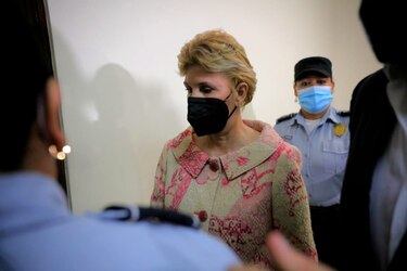 Condenan a 10 años de cárcel a esposa del expresidente salvadoreño Antonio Saca