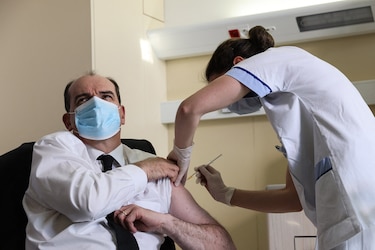 Países europeos vuelven a vacunar con AstraZeneca y Francia se confina de nuevo