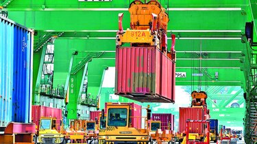 México reduce déficit corriente