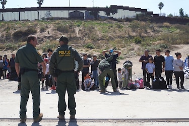 Estados Unidos reanudará los vuelos de deportación a Venezuela para disuadir la migración