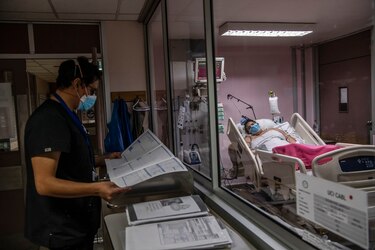 Pandemia no cede en Estados Unidos, Chile e India y Europa da pasos hacia la normalidad