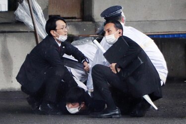 Evacuan al primer ministro japonés por explosión mientras visitaba un puerto