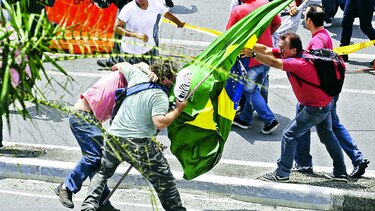 CONFRONTACIÓN ENTRE PARTIDARIOS Y DETRACTORES DE LULA