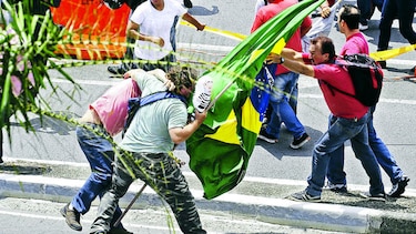 CONFRONTACIÓN ENTRE PARTIDARIOS Y DETRACTORES DE LULA