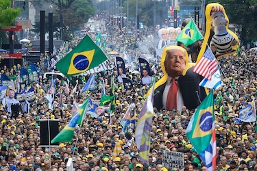 Cómo se compara Flávio Bolsonaro con su padre Jair y cuánto cambia el duelo con Lula por la presidencia de Brasil 4 años después