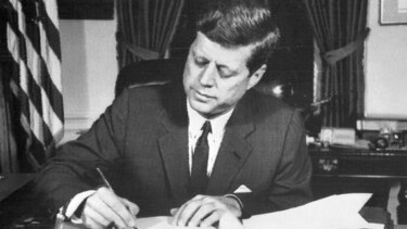 Detalles enigmáticos, pero no explosivos en archivos sobre asesinato de Kennedy