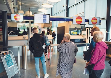 Europa, dividida sobre vetar a los turistas rusos