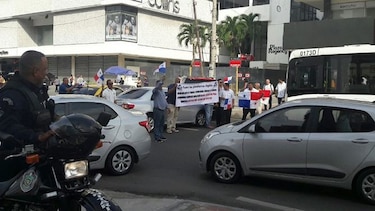 Taxistas cierran vías para protestar contra Uber