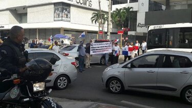 Taxistas cierran vías para protestar contra Uber