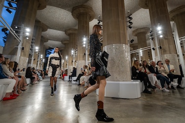 Fotos: El Park Güell de Barcelona acoge hoy el desfile de la colección Crucero 2025 de Louis Vuitton