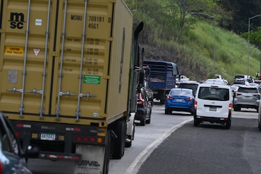 Restringen el paso del transporte de carga por la vía Centenario