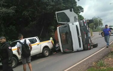 Accidente entre camión y sedán deja un muerto en la vía a Chapala