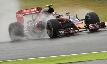 Kvyat y Sainz Jr. dominan las prácticas en una jornada lluviosa