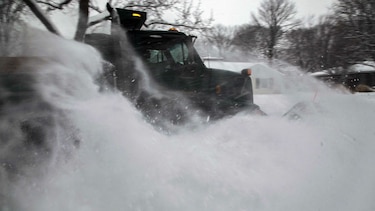 Tormenta invernal cancela vuelos y colapsa carreteras en Estados Unidos