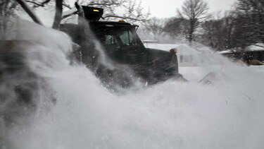Tormenta invernal cancela vuelos y colapsa carreteras en Estados Unidos