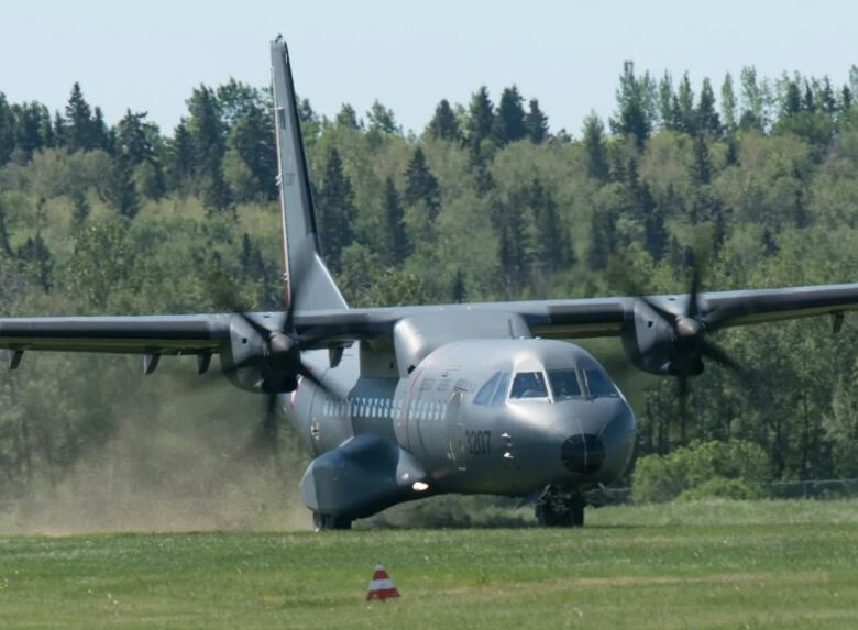 Gabinete aprueba compra de 4 aviones de combate y dos de transporte táctico por $187 millones