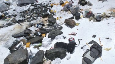 China limpiará el Everest y limita entrada de turistas