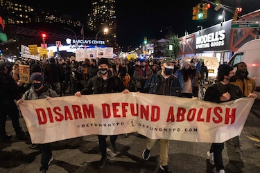 Kyle Rittenhouse, el joven absuelto por muertes de manifestantes, dice que la autodefensa ‘no es ilegal’