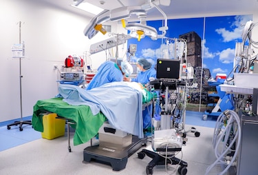 Sobrecarga laboral, pagos atrasados y falta de insumos afectan a médicos y pacientes