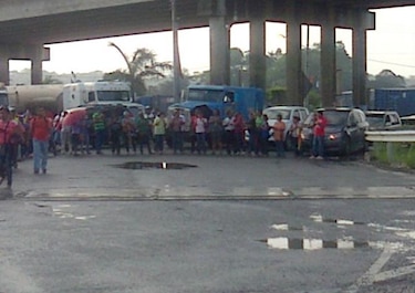 Docentes bloquean calles en Colón