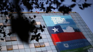 Greenpeace despliega pancarta en Santiago contra la destrucción de glaciares