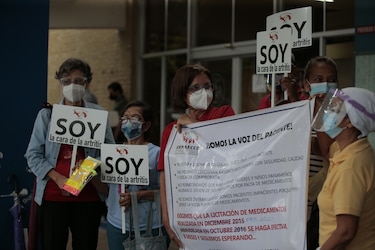 Pacientes con artritis reumatoide reclaman a la CSS la falta del medicamento tocilizumab, utilizado también para la Covid-19