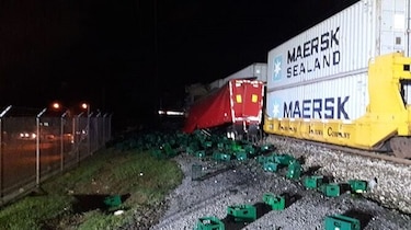 Ferrocarril se choca contra camión que estaba sobre los rieles