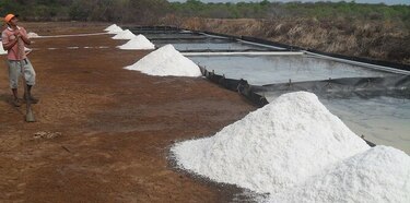 Salineros cambian su jornada de trabajo debido al calor que se registra en el área