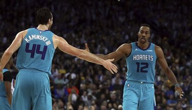 Howard se luce y Hornets sorprenden a Warriors