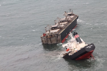 Un carguero de bandera panameña se parte en dos y vierte combustible en la costa de Japón