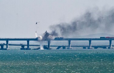 Una fuerte explosión destruye parte del puente de Crimea, la joya de Putin