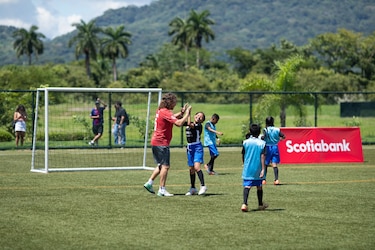 Carles Puyol compartió con estudiantes panameños en Clínicas Académicas de Scotiabank