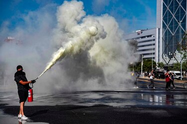Manifestantes expulsan a policías de simbólica plaza en Santiago de Chile