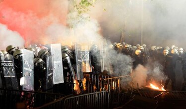 La policía disuelve a manifestantes que intentaban penetrar en el Parlamento