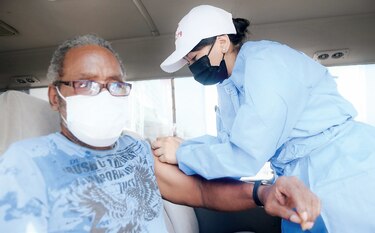 Disminuyen los casos activos; FDA se pronuncia sobre la tercera dosis