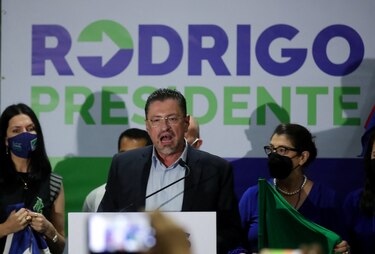 Rodrigo Chaves gana las elecciones en Costa Rica
