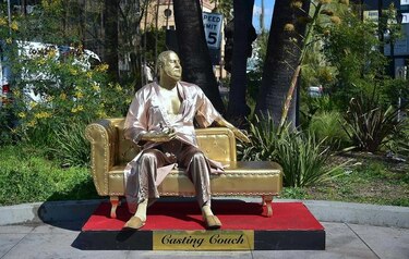 Crean estatua de Harvey Weinstein previo a los Óscar