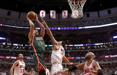 Bucks vuelven a ganar y siguen batallando ante Bulls