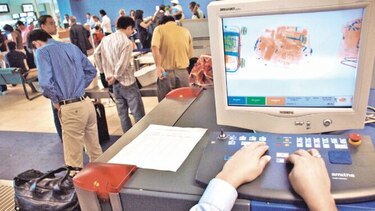 Aeroportuarios aprueban huelga