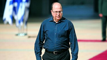 Renuncia ministro de Defensa israelí