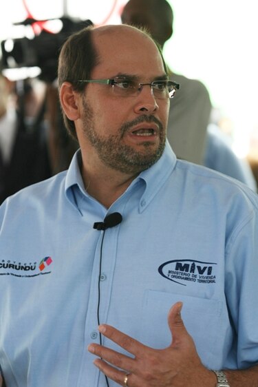 Ministro Arias presenta renuncia para hacer política