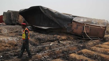 Pakistán: 153 muertos tras incendio de un camión cisterna