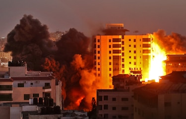 Bombardeo israelí destruye un inmueble de 12 plantas en Gaza