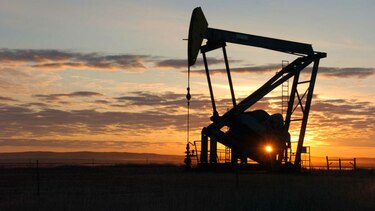 Petróleo baja a casi $55 por crecimiento de 'stocks' en Estados Unidos