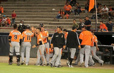 Los Santos vence al campeón y se afianza en la punta