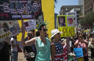Manifestantes en California piden juicio político contra Trump