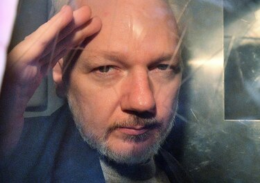 Julian Assange dice que oye ‘voces’ en la cárcel y tiene instintos suicidas